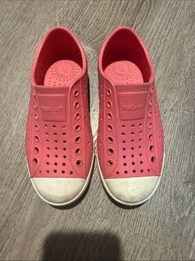 Native Kids Slip-On Water Shoes in Coral